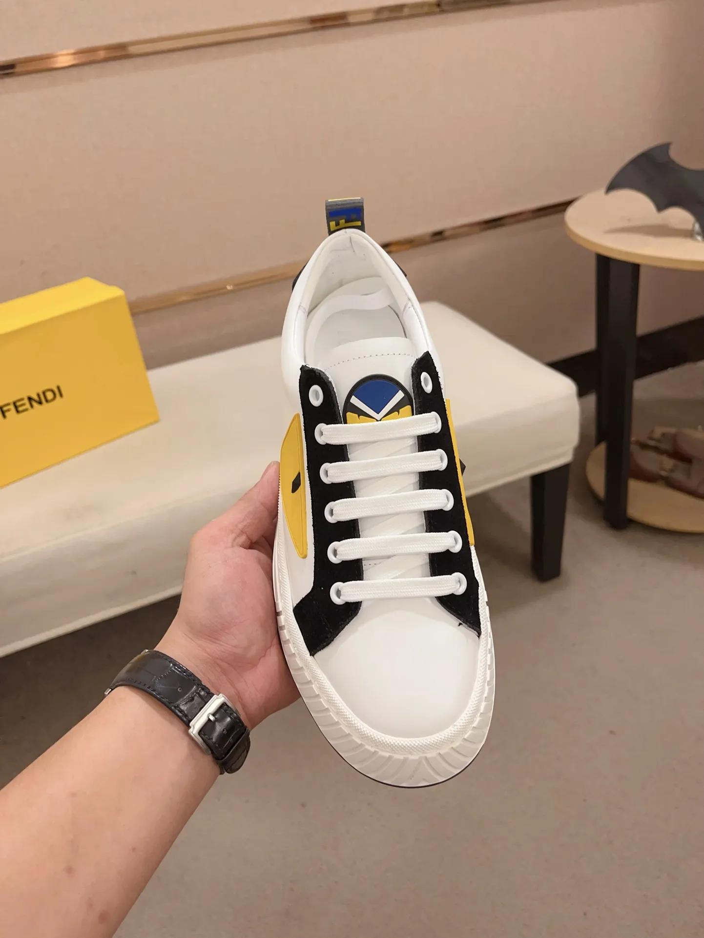 Men's shoes💰: 400💰[Fendi] Fendi's latest casual shoes for men! Available at counters simultaneously! A one-to-one replica of the original. All imported official website one-to-one cowhide fabric. The interior is made of top-grade sheepskin, and the original factory-supplied rubber outsole is used. Leading new fashion concepts. Matching code: 38-44. (can be customized for 45 non-refundable)